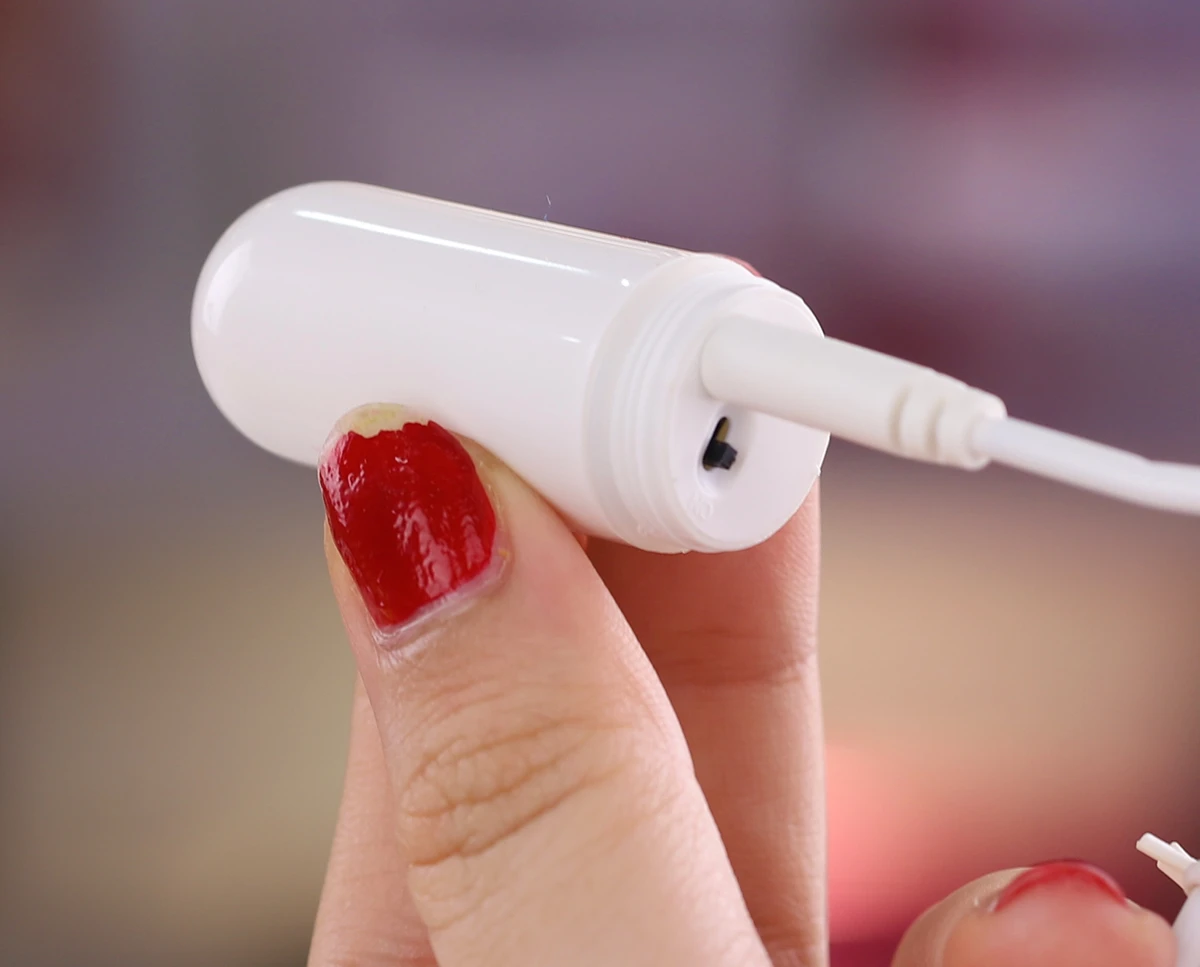 Đặc biệt, bạn có thể sạc lại pin cho cục rung một cách đơn giản bằng cáp USB tiện lợi