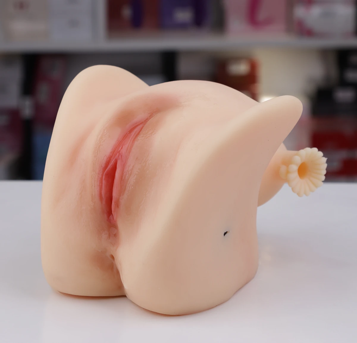 Lỗ niệu đạo được thiết kế nông để bạn dễ dàng bơm gel bôi trơn vào