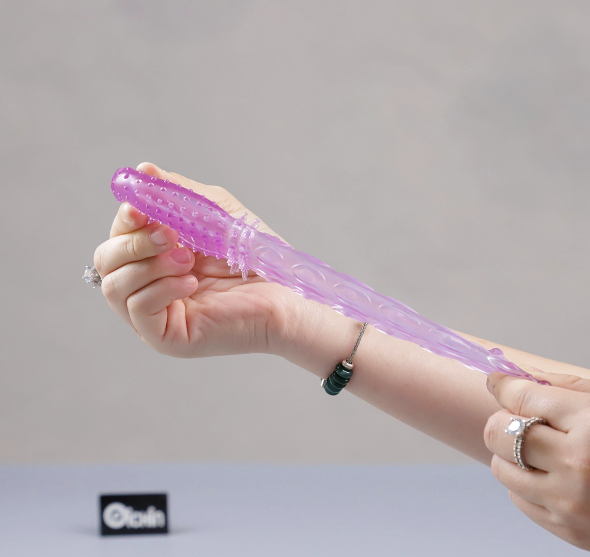 Kéo bao cao su để thấy độ bền