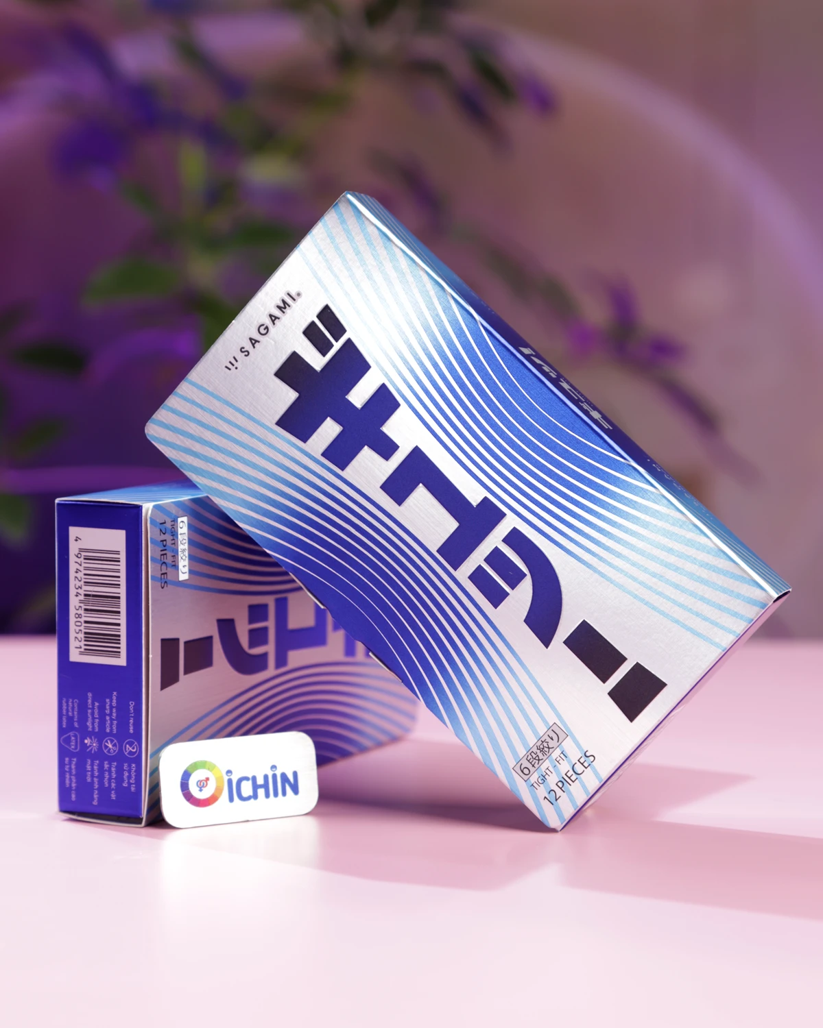 Bao cao su Sagami Six Fit V Tight Fit 12 chiếc - Đóng gói trên nền hồng