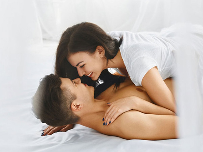 Chị em hãy học cách vuốt ve cơ thể của chàng Chị em hãy học cách vuốt ve cơ thể của chàng