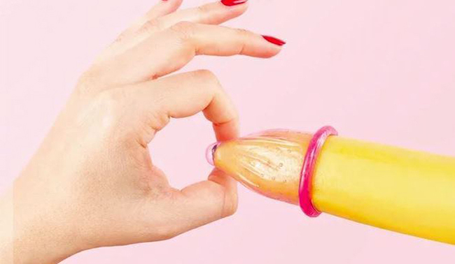 Hướng dẫn nam giới cách tháo bao sau khi quan hệ