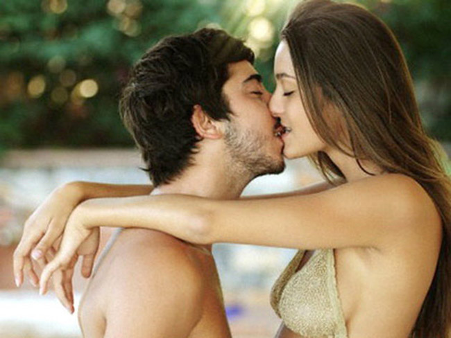 Vừa hôn vừa cởi quần áo