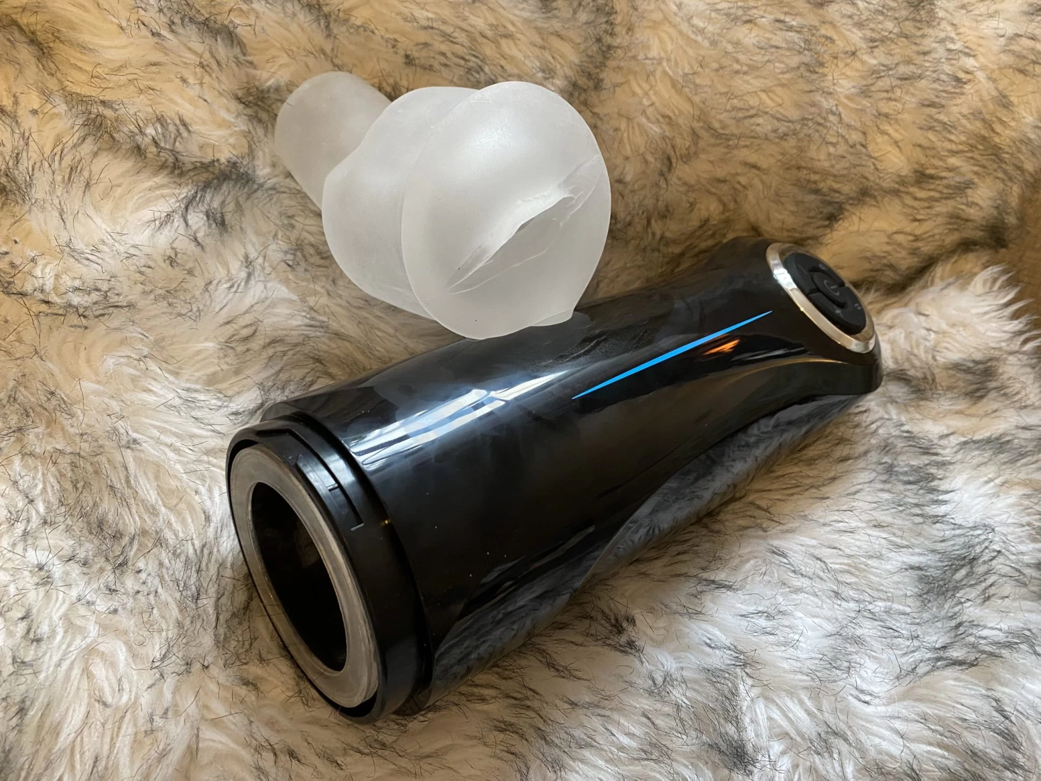 Dùng cách vệ sinh âm đạo giả bằng bàn chải