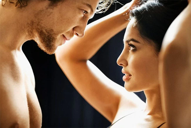 Dấu hiệu đàn ông đang ham muốn bạn