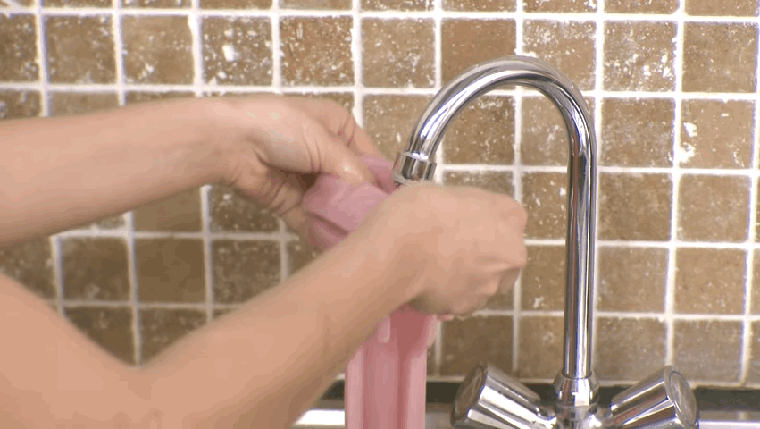 Nên vệ sinh dưới vòi nước áp suất lớn