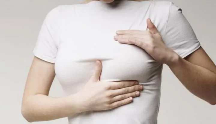 Thủ dâm ngực với chị em