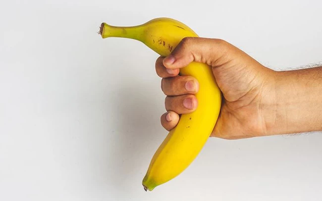 Dùng tay để thủ dâm ở nam giới