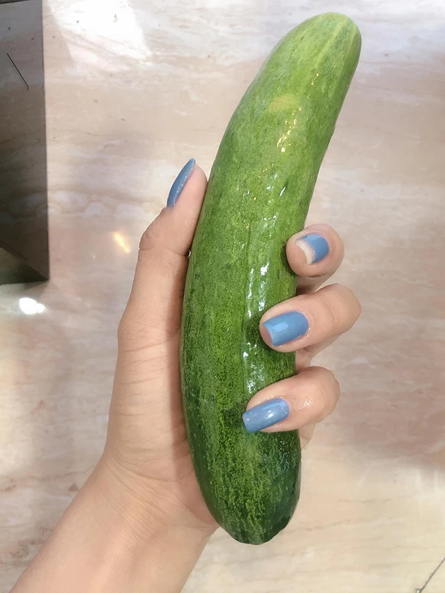 Gái xinh thủ dâm tại nhà bằng dưa leo