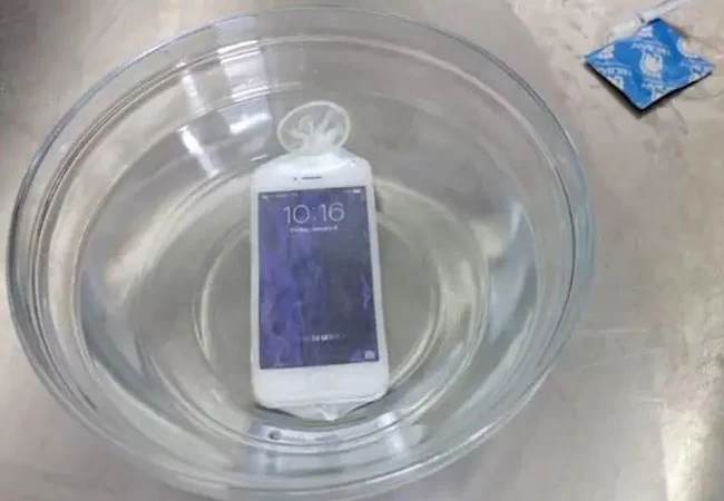 Bạn có biết những công dụng khác đầy bất ngờ của bao cao su chưa?