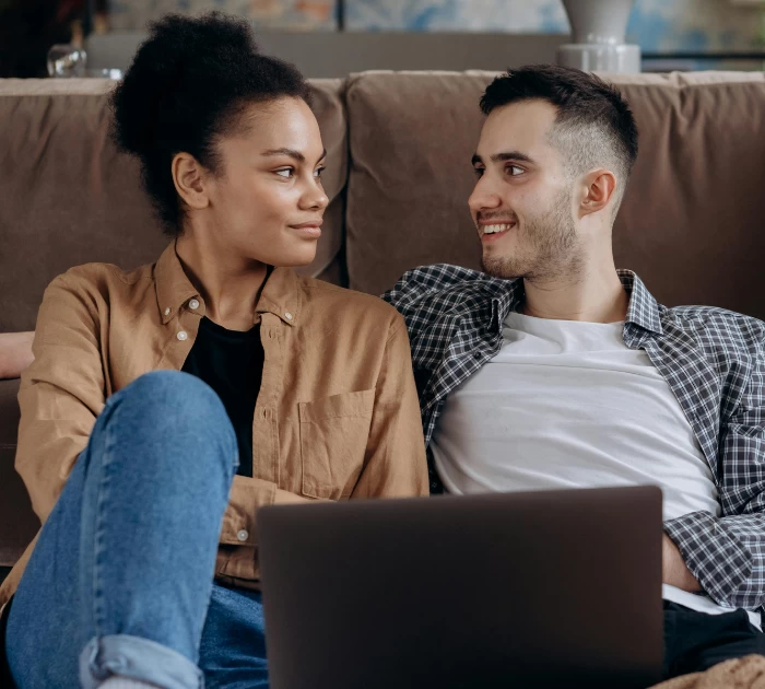 Kín đáo và tôn trọng người khác