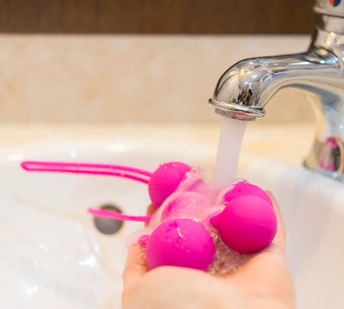 Cách vệ sinh cho từng loại vật liệu sextoy