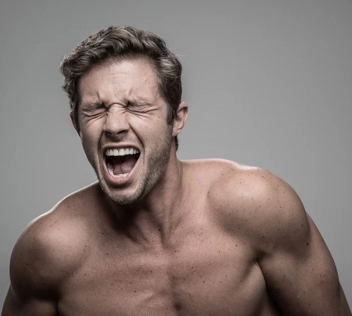 Thủ dâm bằng “cửa hậu” rất đau