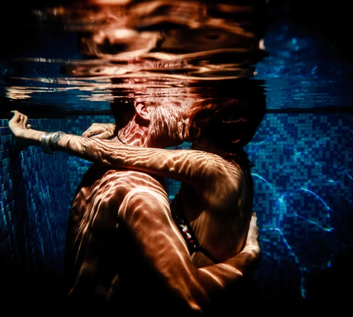 “Yêu” dưới nước: Lợi ích và rủi ro bạn cần biết