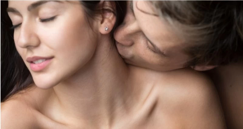 Nụ hôn vào cổ khiến nàng trở nên hưng phấn, khát khao hơn