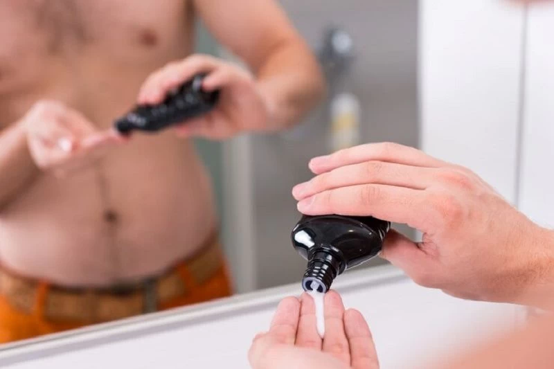 Nam giới đang bôi gel trước khi “lâm trận”