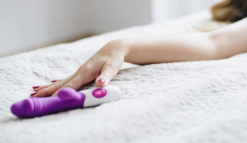 Dùng sextoy chất liệu an toàn và biết tiết chế khi sử dụng để tránh ảnh hưởng chu kỳ
