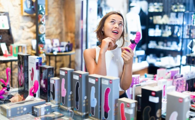 Khách hàng nữ đang chọn sextoy chăm sóc bản thân trong adult shop