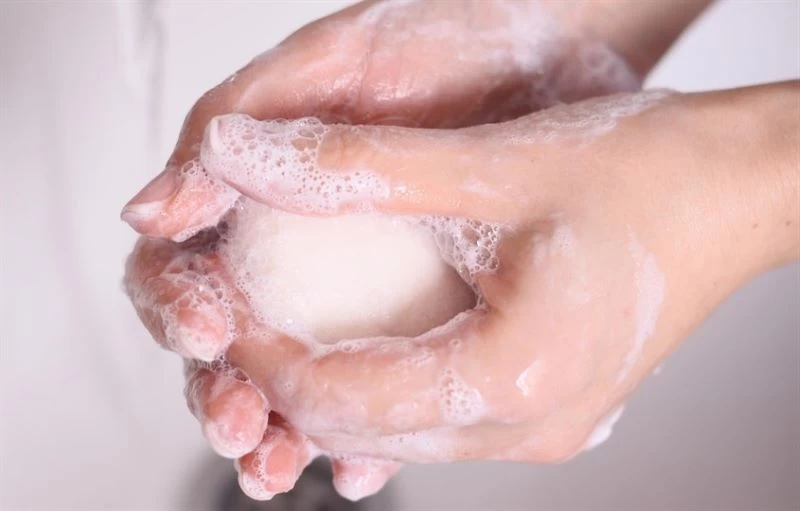 Thói quen vệ sinh bằng xà phòng tẩy rửa mạnh khiến vùng kín bị mất cân bằng pH