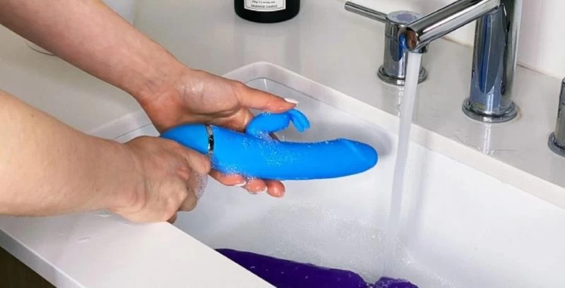 Vệ sinh dildos là bước không thể thiếu trước và sau khi dùng