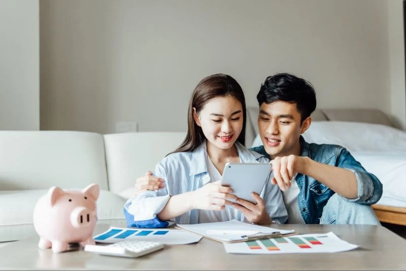 Hai người cùng nhau tính toán kế hoạch tài chính