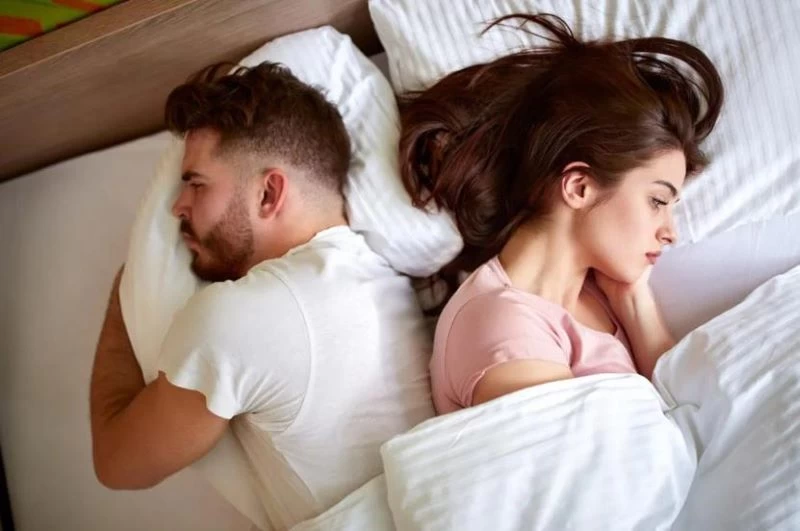 Cặp đôi nằm cạnh nhau nhưng ánh mắt lạnh nhạt, không có tương tác