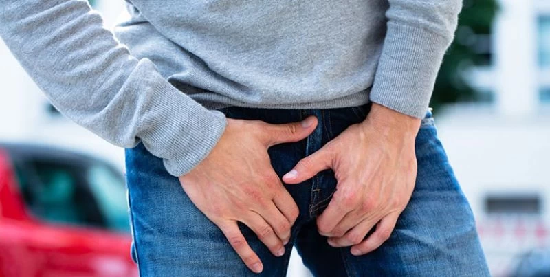 Mặc quần quá chật gây hầm bí là một trong những thủ phạm gây mùi cho “cậu nhỏ”