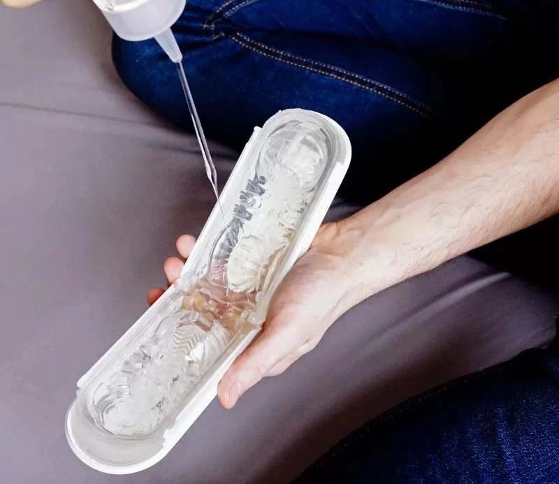 Sử dụng sextoy cùng gel bôi trơn dạng tinh trùng của Nhật