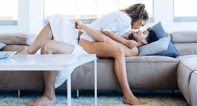 Cặp đôi âu yếm trên sofa đầy kích thích