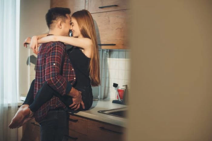 Cặp đôi chuẩn bị “nhập cuộc yêu” ở phòng bếp