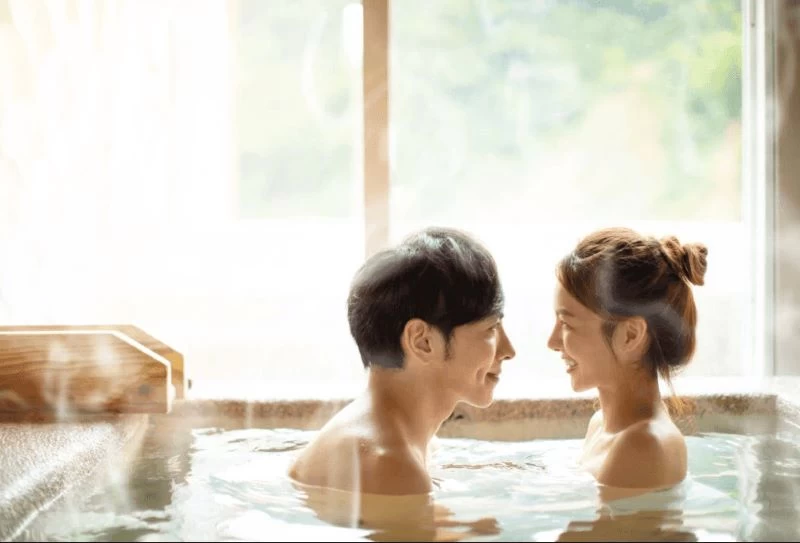 “Yêu” trong hồ bơi riêng tư cũng là chốn đổi gió rất thú vị với các cặp đôi