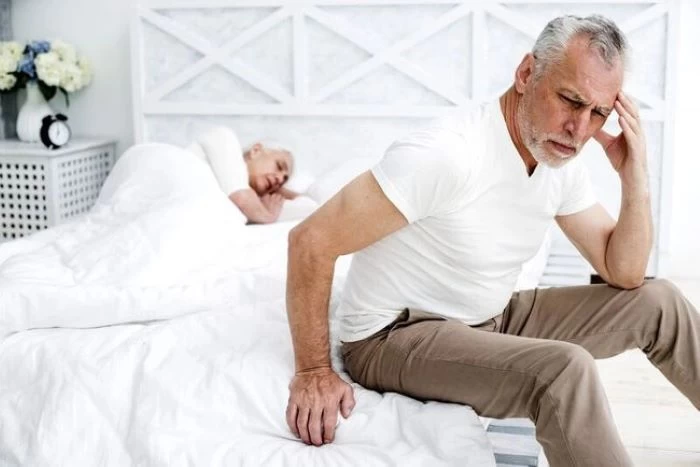 Người đàn ông lớn tuổi có dấu hiệu thượng mã phong với vẻ mặt mệt mỏi sau “yêu”