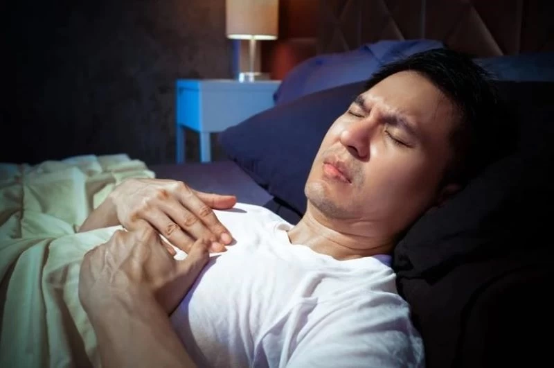 Chồng nhăn mặt vì đau ngực khi cuộc “yêu” đang giang dở