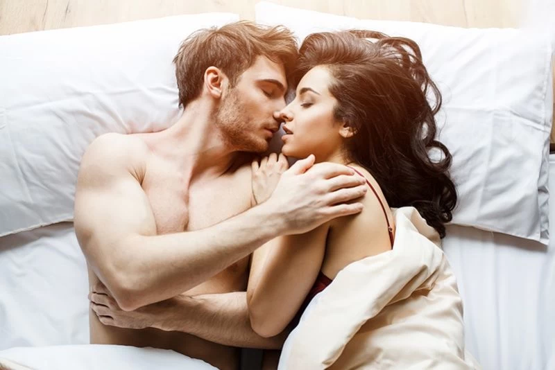 Kết hợp chạm huyệt vùng kín và và ánh mắt đầy mê hoặc khi gần gũi