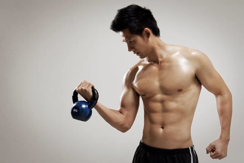 Người đàn ông tập gym giúp tăng cường sức khỏe