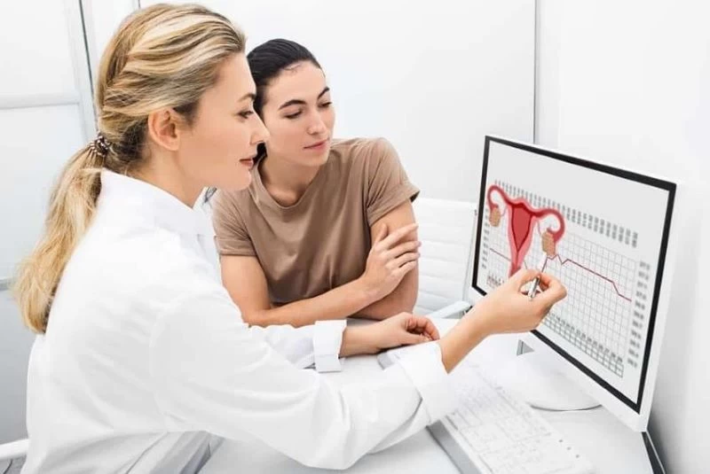 Bác sĩ tư vấn cho bệnh nhân nữ