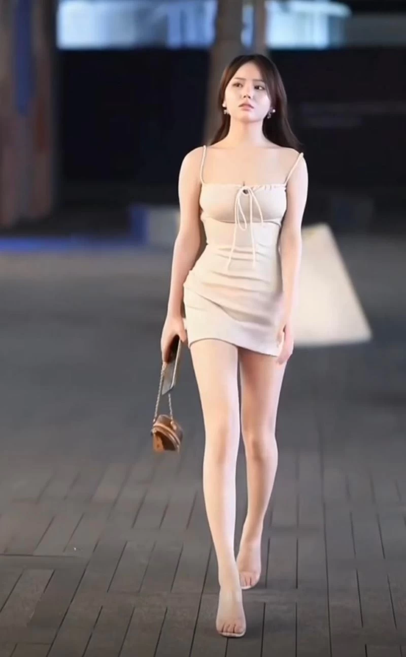 Cô gái dáng mình dây thanh mảnh, eo thon tự tin trên phố