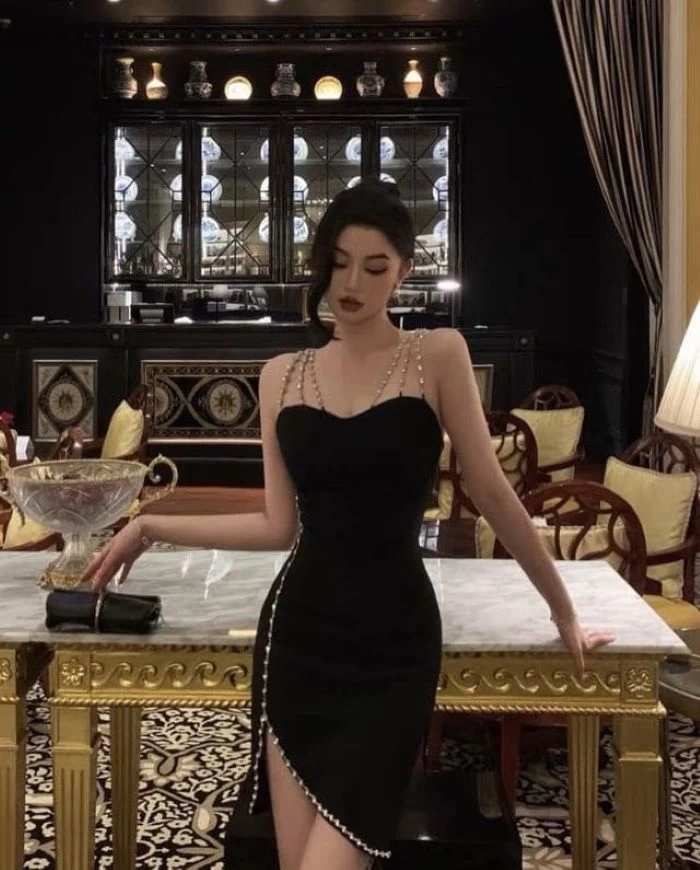 Cô gái dáng mình dây tự tin diện váy ôm tôn dáng trong bữa tiệc