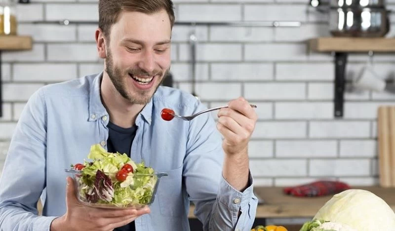 Chế độ dinh dưỡng tốt giúp sức khỏe nam giới tốt lên và râu cũng mọc nhanh hơn