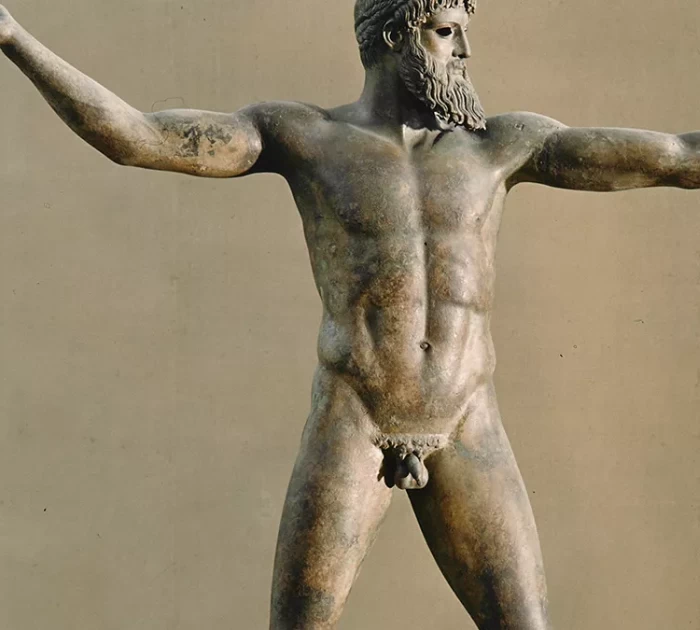 Tượng nam anh hùng/thần thánh với cơ quan sinh dục khiêm tốn, thể hiện sự kiểm soát lý trí