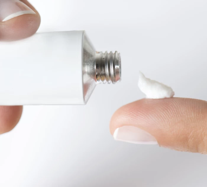 Sử dụng thuốc bôi đặc trị diệt rận mu (Permethrin) lên vùng da có lông