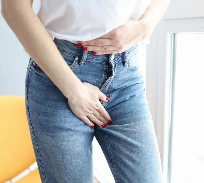 Người bệnh đang kiểm tra và chải trứng rận mu còn sót lại trên lông