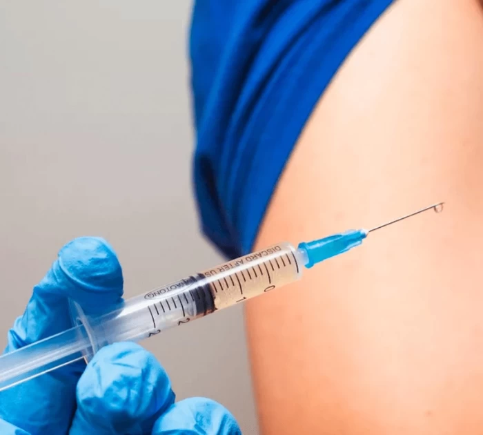 Bác sĩ/Y tá tiêm vắc-xin Viêm gan B, tấm khiên bảo vệ cho người chưa nhiễm bệnh