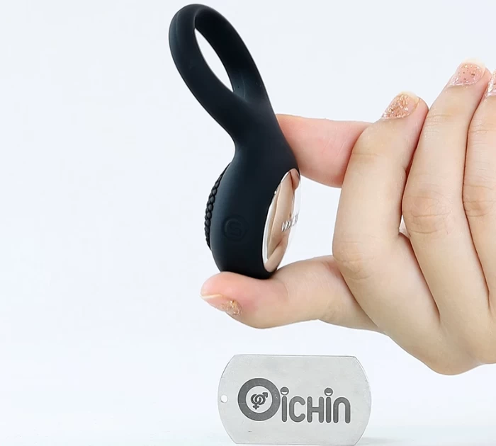 Cặp đôi sử dụng sextoy thông minh Svakom để kết nối cảm xúc từ xa