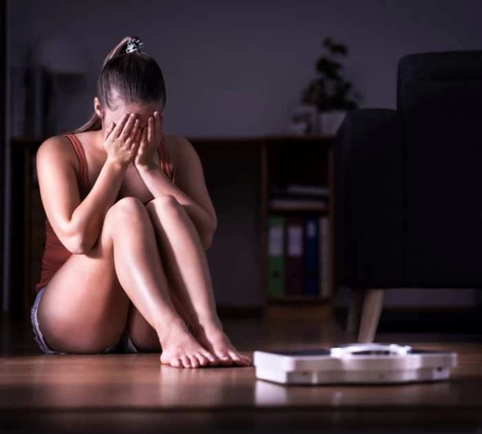 Người phụ nữ thu mình trong phòng ngủ vì tự ti ngoại hình khi quan hệ