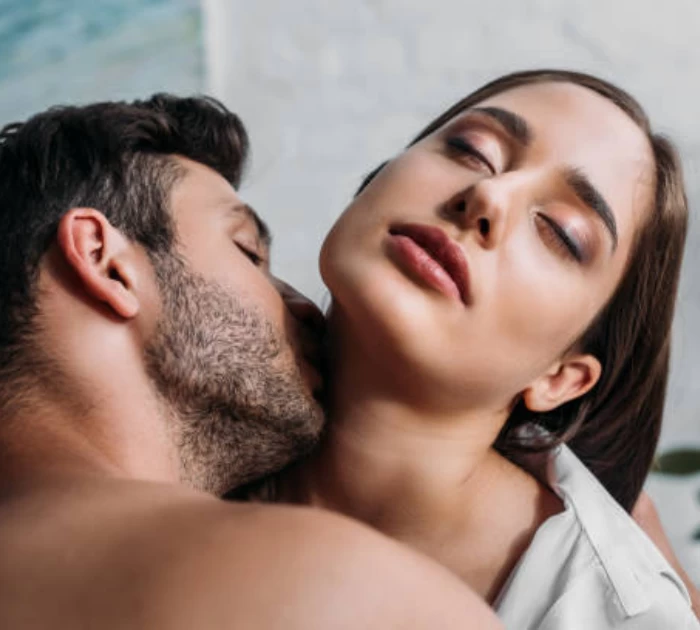 Ánh mắt người đàn ông say mê ngắm phụ nữ