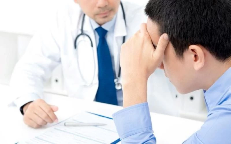 Nam giới khám bác sĩ để kiểm tra vấn đề sinh lý