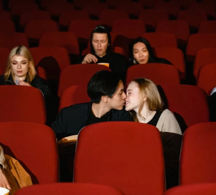 Xem phim âu yếm và tạo khoảnh khắc thân mật tự nhiên