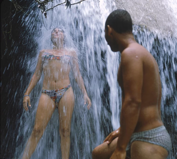 Tắm tiên gần suối trong khu cắm trại thiên nhiên