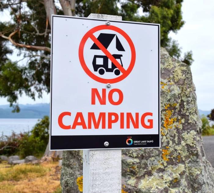 Tránh khu vực cấm và nguy hiểm khi quan hệ ngoài trời